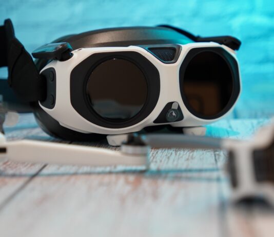 Antigravity A1 Unboxing: un po’ VR un po’ no. Il drone “invisibile” che si guida con un gesto!